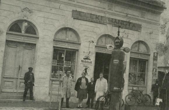 ABC régen, benzinkúttal