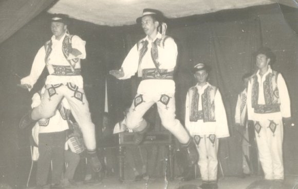 Tiba András népitáncosként a színpadon