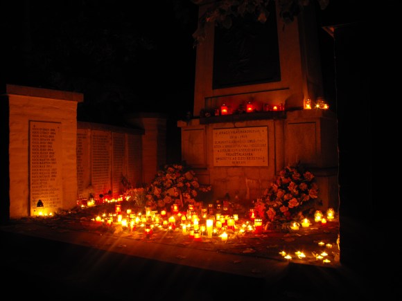 A világháborús emlékmű mécsesekkel, 2011. november 1.