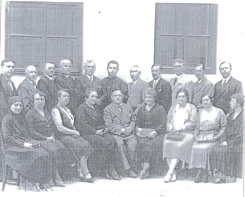 A polgári iskola tantestülete a 30-as években.
