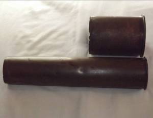 Az egykori ellenségek. Fent egy 105 mm-es magyar tábori tarack (úgynevezett „Göring” tarack) hüvelye Kétegyházáról, amivel Eleket lőtték, lent a 76,2 mm-es szovjet hüvely Elekről, amellyel Kétegyházát lőtték. Az egykori ellenségek. Fent egy 105 mm-es magyar tábori tarack (úgynevezett „Göring” tarack) hüvelye Kétegyházáról, amivel Eleket lőtték, lent a 76,2 mm-es szovjet hüvely Elekről, amellyel Kétegyházát lőtték.