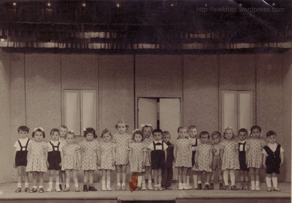 Az 1954-es nagycsoportosok táncolnak a kultúrházban