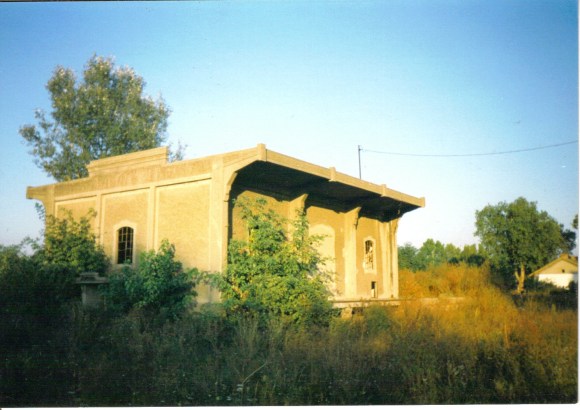 Elek, árúraktár a vágányok felől, háttérben a felvételi épület. 1995.VI.16. Elek, árúraktár a vágányok felől, háttérben a felvételi épület. 1995.VI.16.