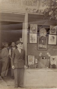 Bottó Péter eleki kocsmáros ünnepélyesen feldíszített üzlete előtt, 1952. május 1-én