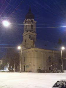 Az eleki római katolikus templom 2012. február 3-án este, havazásban