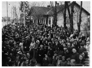 Az eleki vasútállomáson a helybeliek búcsút vesznek az Eleken vendégeskedett vesztfáliai gyerekektől, 1943.