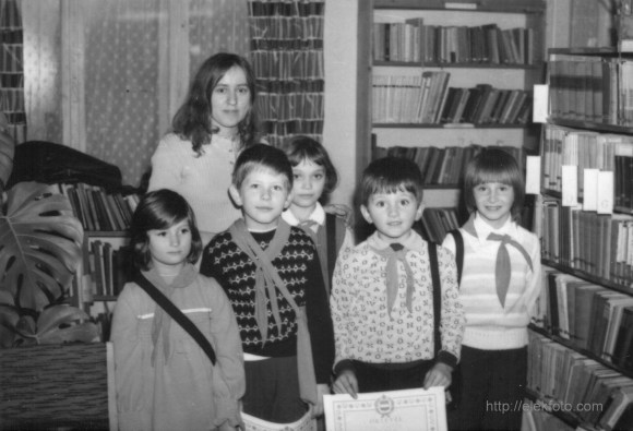 Tanulmányi verseny az eleki könyvtárban 1976-ban; Singer Ilona a tanítványaival