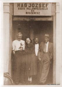 Mag József és felesége a bolt ajtajában