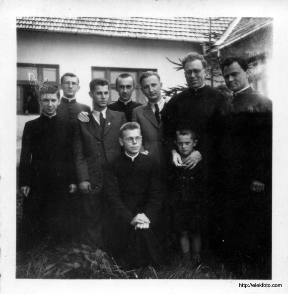 Singer Ferenc és Mester György kollégáik körében, 1947 körül, az eleki általános iskola hátsó udvarán.