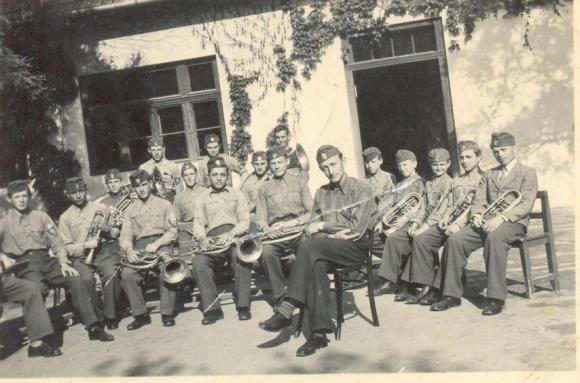 Levente-zenekar az eleki általános iskola épülete előtt,1940 körül