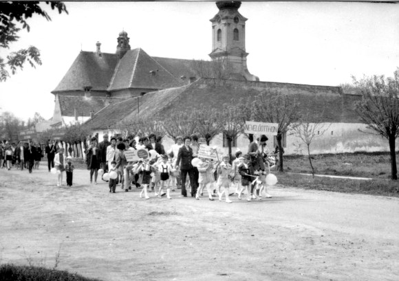 A Gyermeknevelő Intézet csapata halad a József Attila utcán.