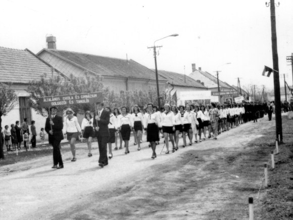 A diákok menete a Marx (ma Szent István) utcán.