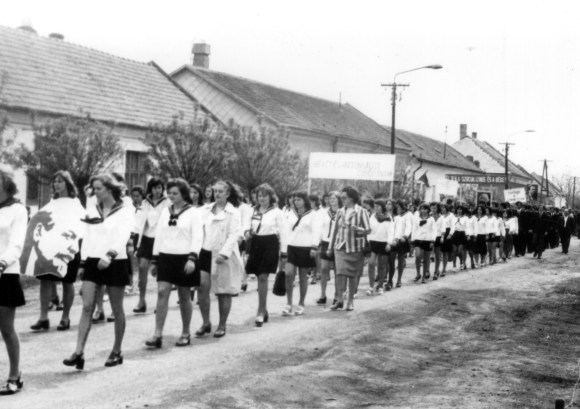 Békét és biztonságot Európának! Szokványos jelmondat az iskolások fehér tábláján.