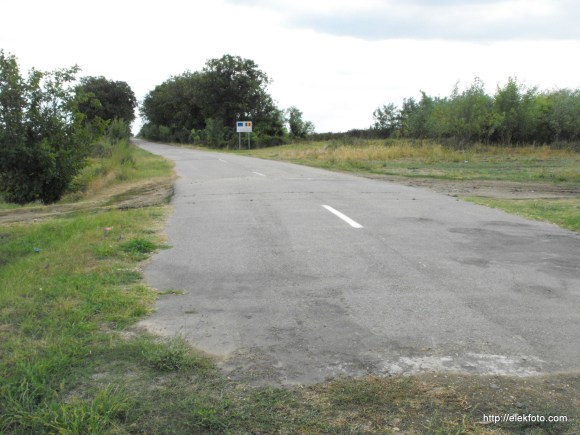 Romániában már jó ideje van szép új út, ami Ottlakára vezet - egyelőre feleslegesen, hisz nem lehet átmenni.