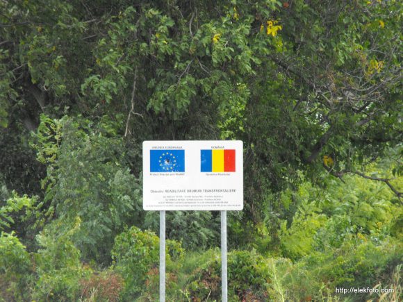 A "Határon átmenő utak rehabilitációja" táblán valaki céllövő gyakorlatokat tartott - az EU talán nem annyira népszerű...