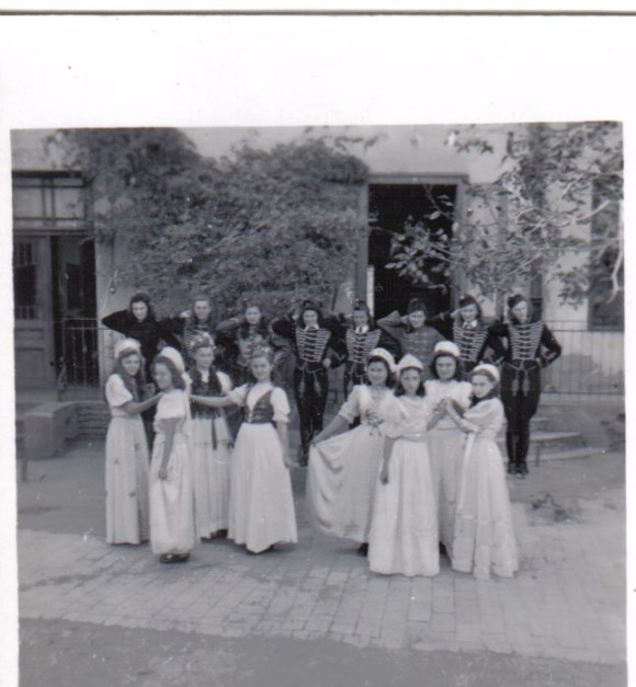 Palotás 1946-ban: Eleki lányok a vasút fennállásának 100. évfordulójának megünneplésére készülnek az eleki Polgári Iskola udvarán.