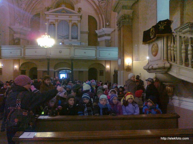 Érkeznek a gyerekek a templomba, akik szereplők és közönség is voltak egyben.
