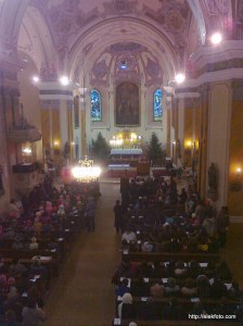 A karácsonyi koncert teltházas sokadalma a kórusról nézve