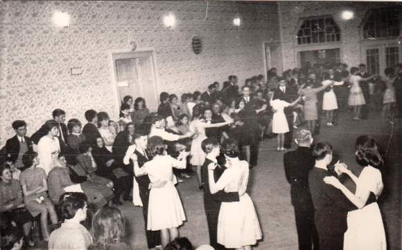 Az 1965-ös táncvizsgabál az eleki kultúrházban.