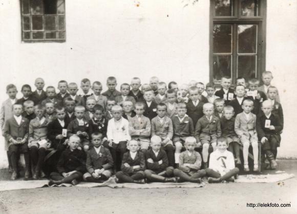 Általános iskolai csoportkép az elsős fiúkról 1930 körül