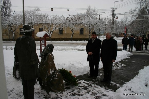 Koszorúz a polgármester úr és Pelle László iskolaigazgató