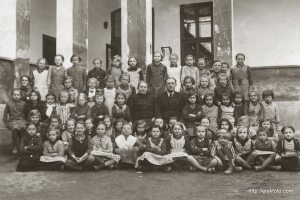 Az eleki lányok 1938-1939 körüli első osztálya a templom melletti iskola udvarán.