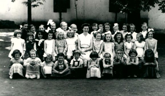 Schneider Katalin tanítónő és az 1959-60-as elsős lányok