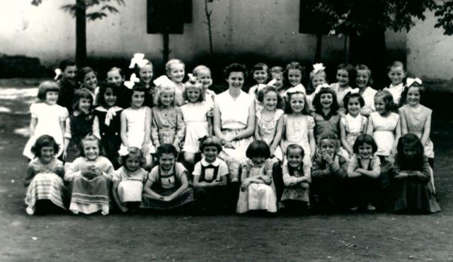 Schneider Katalin tanítónő és az 1959-60-as elsős lányok