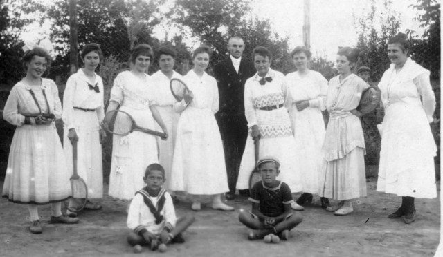 Teniszező eleki hölgyek 1918-20 körül