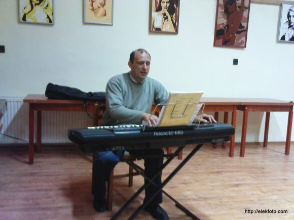 Aradi Zsolt kántor-karnagy, kedvenc szintetizátorával