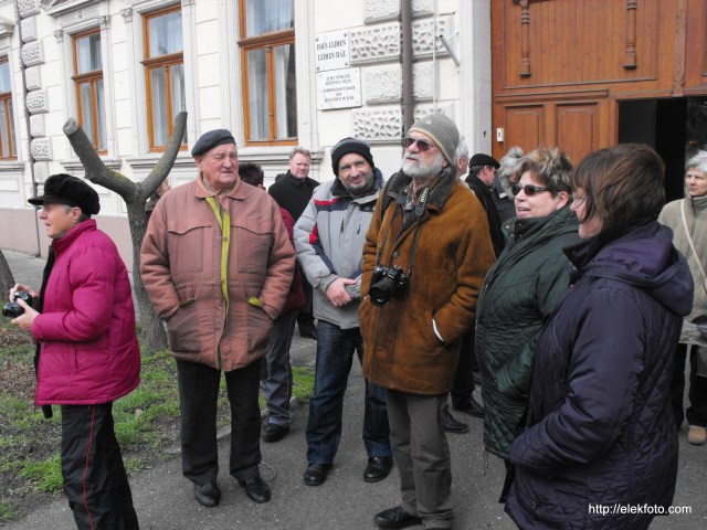 A vendégekkel a Leimen-ház előtt. Balról jobbra: Wittmann György, Rapajkó Tibor, RÁday Mihály, Dr. Heimné Máté Mária alpolgármester, valamint Mészáros Zsuzsa fő szervező