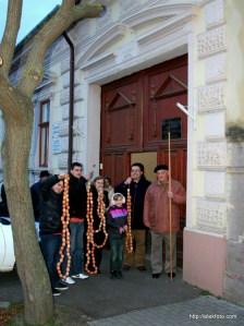 Indulunk a kúthoz a koszorúkkal. A városi kút tojáshéjjal való díszítése ma is élő hagyomány a frank falvakban.