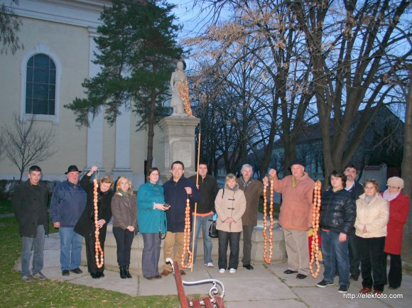 Az ünnep résztvevői a Lizi-kút előtt.
