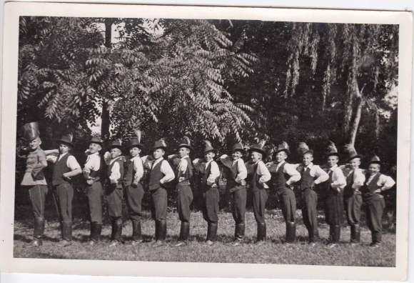 A májusfa kitáncolása