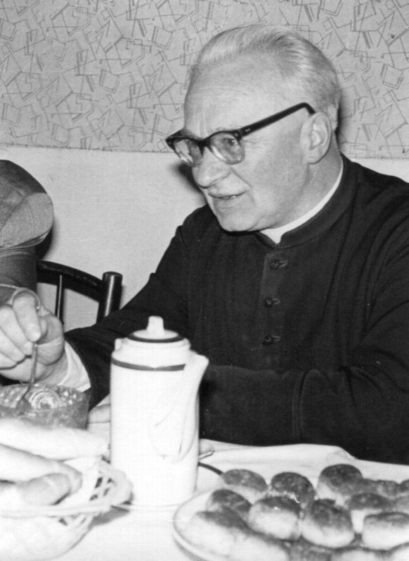 A plébános mint "házigazda"