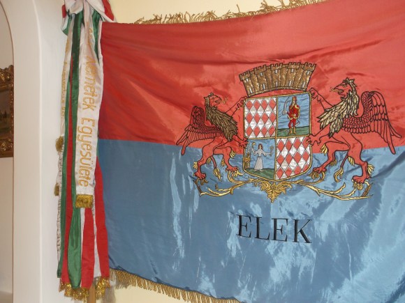 Az eleki zászló a városházán