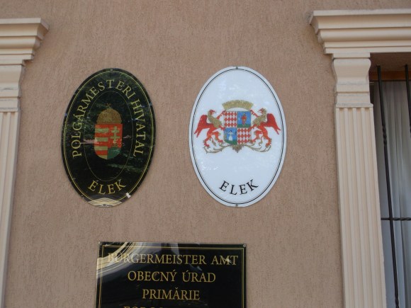 Az eleki címer a polgármesteri hivatalon