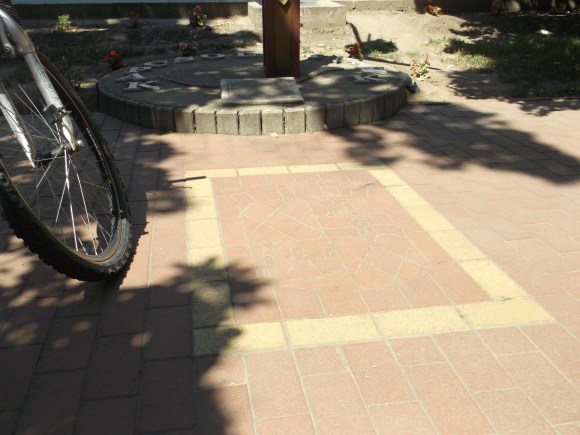 A címer a városháza előtti díszburkolaton is