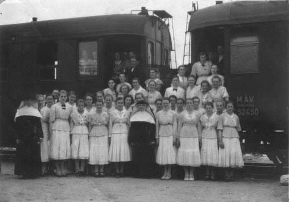 Eleki apácák a vasútállomáson az 1940-es években