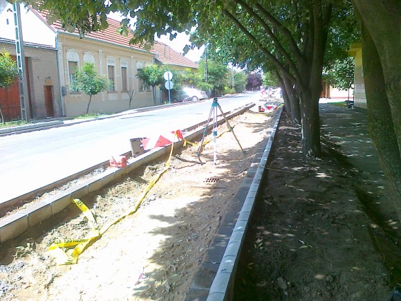 Parkoló épül a posta előtt - már régóta szükség volt rá.