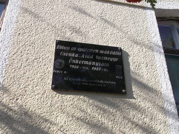 A jeles eseményre utaló emléktábla az épületen már 15 éve!