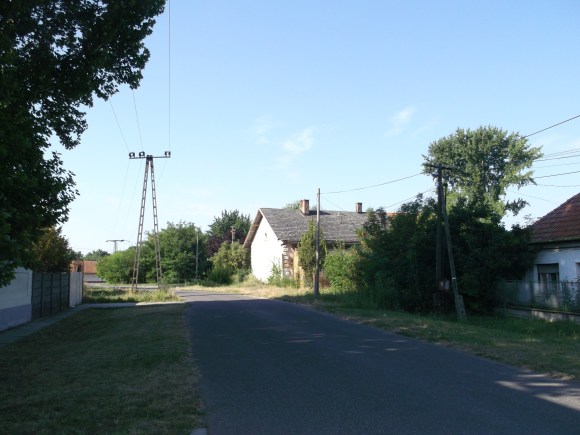 Az egykori eleki vasútállomás távolról nézve 2013 nyarán