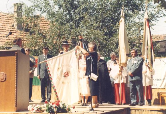 Szabó Pálné zászlóanyaként 2000-ben