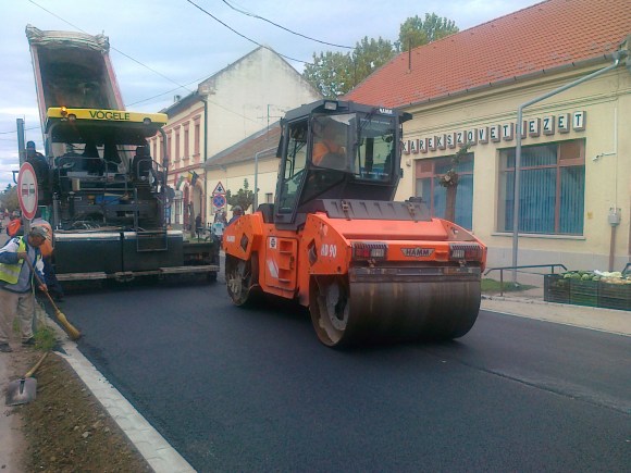 Készül a burkolat az ABC  előtt