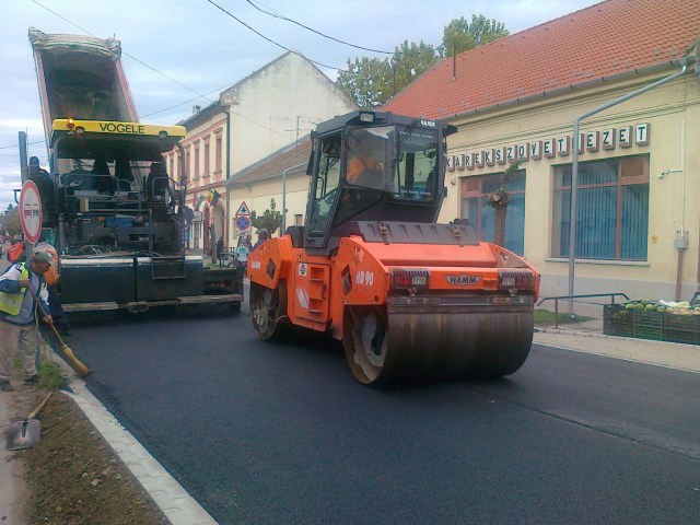 Készül a burkolat az ABC  előtt