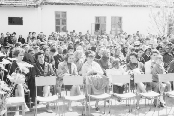 A nagyszámú vendégsereg a gimnázium udvarán