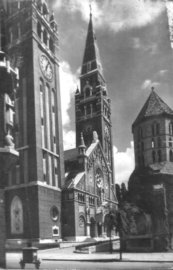 Szegedi Dóm a Dömötör-toronnyal, nyugat felől nézve. kb. 1967