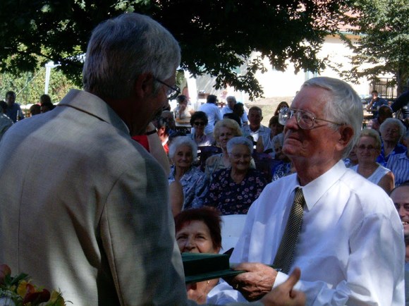 Zimmermann Ferenc átveszi az Elekért Érdemérmet Pluhár László polgármestertől, 2009. augusztus