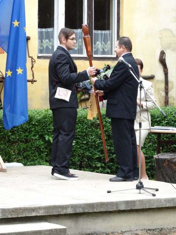 Nagy Miklós tagintézmény-vezető Grósz Mihály gimnáziumi tanulónak átadja a Bölcs baglyot