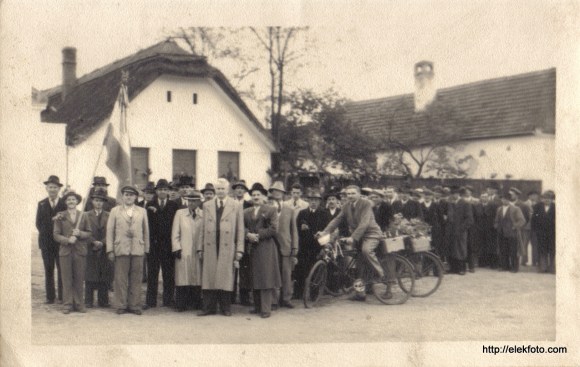 Az "első szabad május 1" Eleken, 1945-ben. Középen világos kabátban Mag József, az akkori bíró.